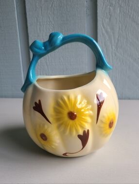 Vintage Hull Pottery Daisy Basket Planter #79